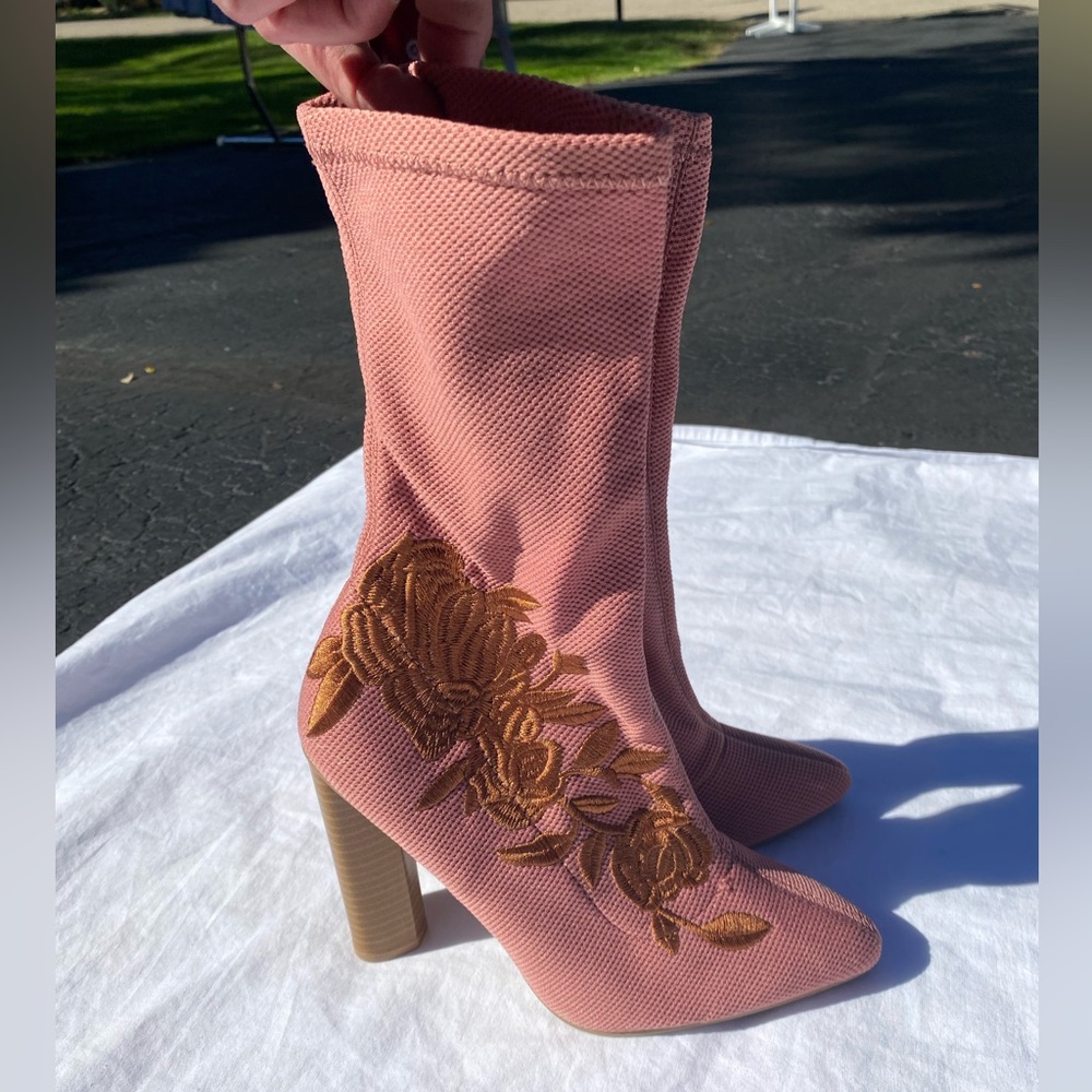 Qupid Women Ash Rose Floral Embroidered 4 1/4" Lita Heel Ankle Sock Boot 6 NEW - Picture 2 of 5